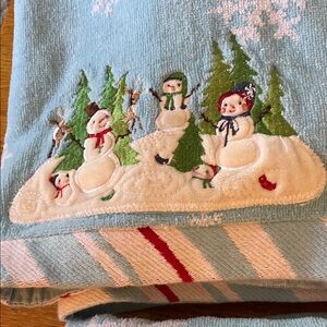 St. Nicholas Square Festive Snowman bath and hand towel.